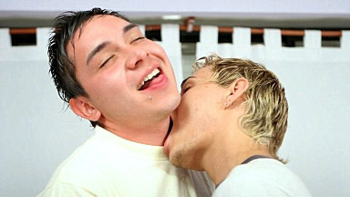 Gay arrapati si baciano passionalmente